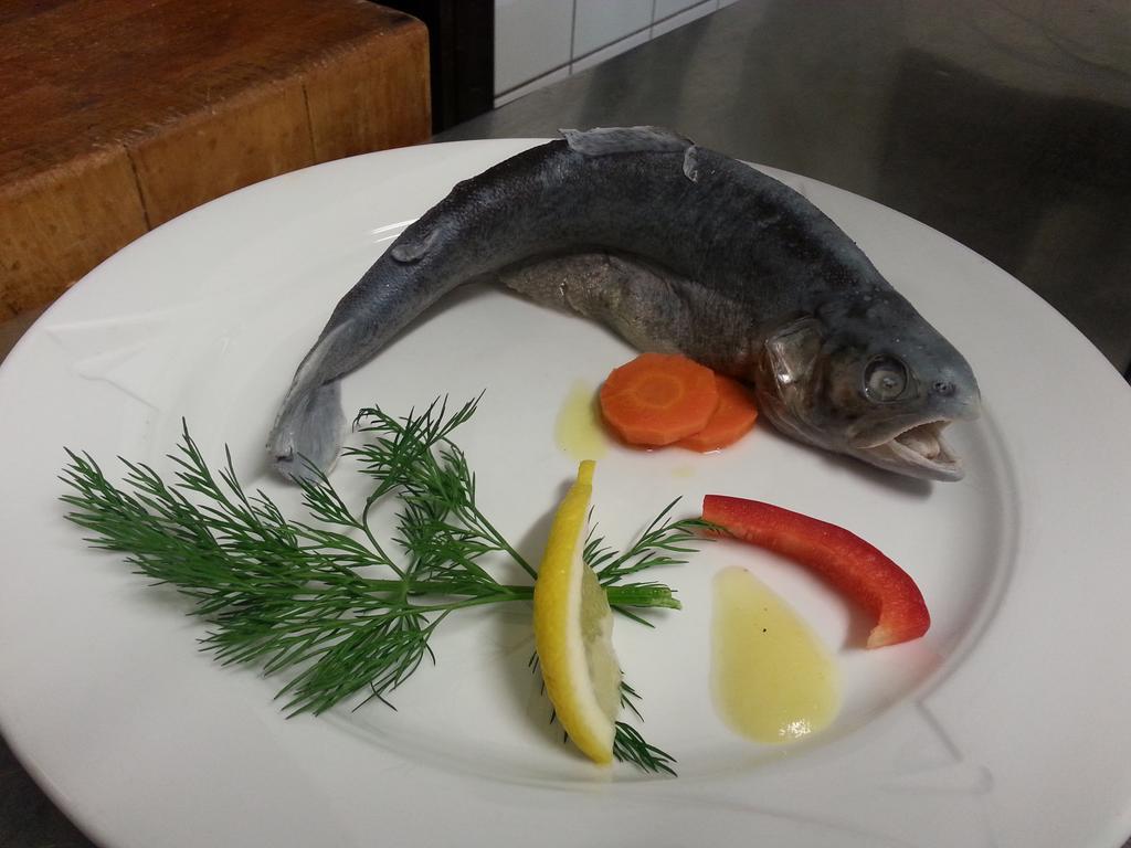 זארבורג Hotel Restaurant Zunftstube מראה חיצוני תמונה