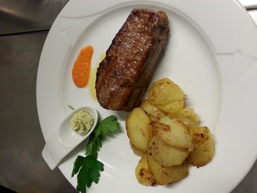 זארבורג Hotel Restaurant Zunftstube מראה חיצוני תמונה