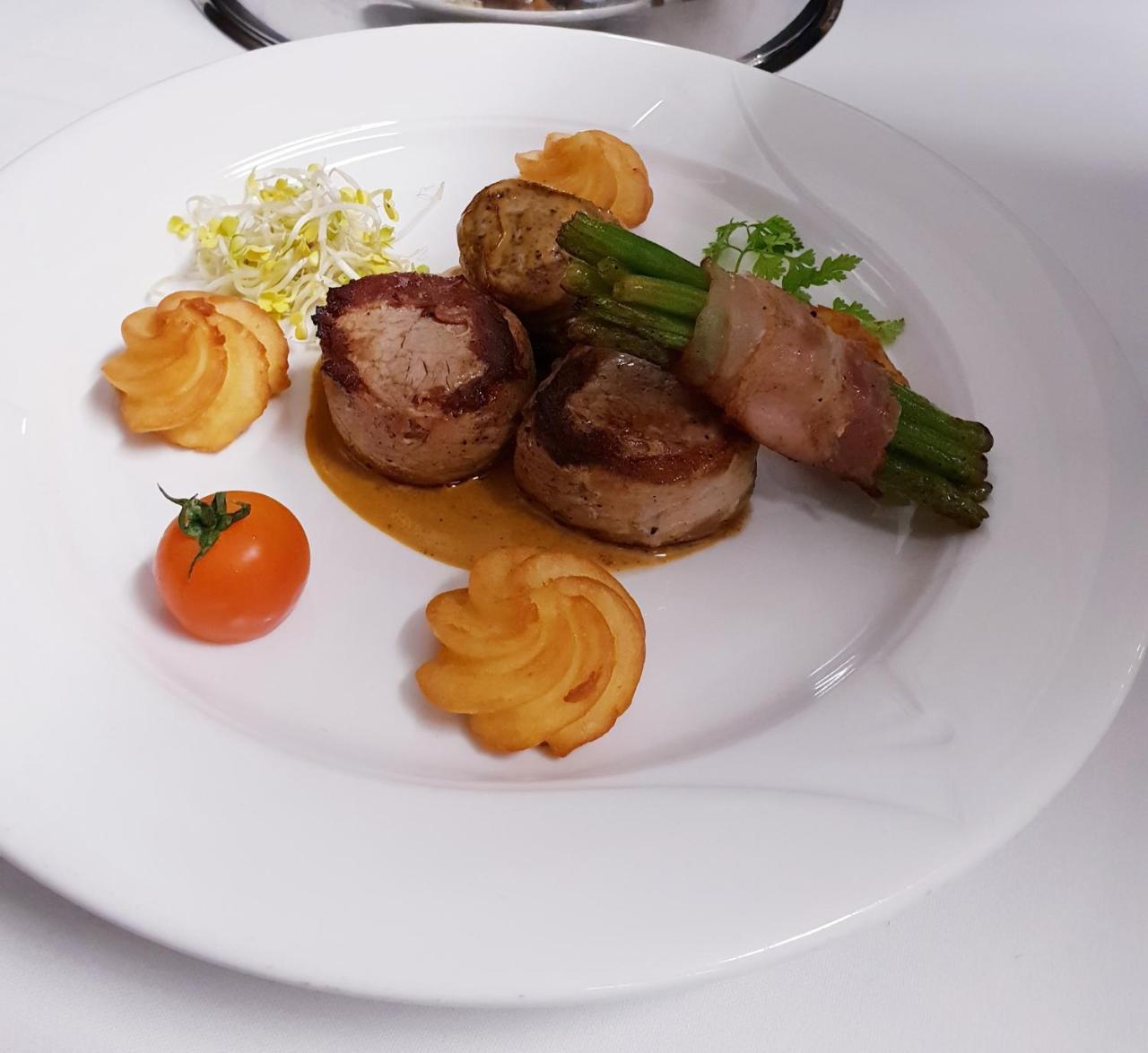 זארבורג Hotel Restaurant Zunftstube מראה חיצוני תמונה